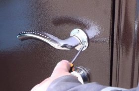 Замена дверной ручки металлической двери в Сыктывкаре