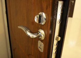 Замена входной двери в квартире в Сыктывкаре