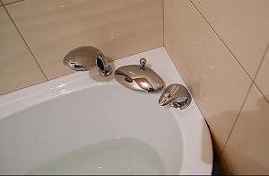 Установка смесителя на ванну в Сыктывкаре